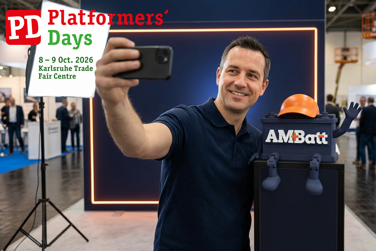 Messebesucher macht ein Selfie mit dem AMBatt-Maskottchen Oskar am Stand H206 auf den Platformers' Days 2026.